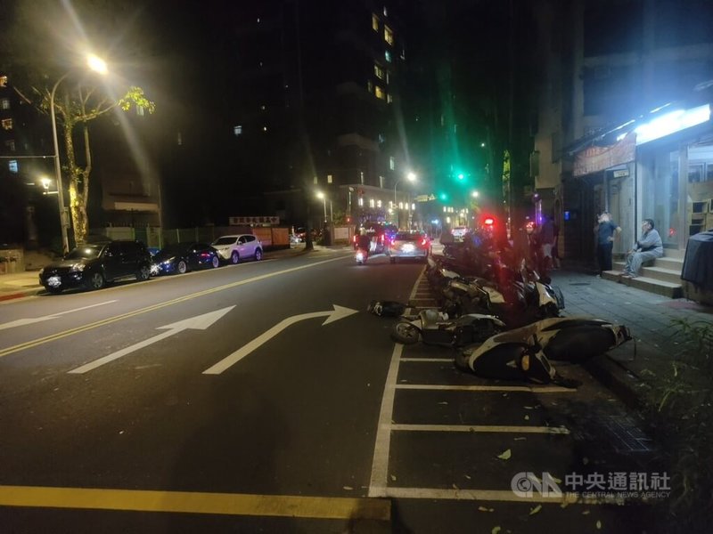 24歲林姓男子29日晚間駕駛租賃汽車，行經台北市文山區秀明路時不慎擦撞路邊停放的13輛機車，幸無人受傷，警方初判應為夜間駕駛轉彎不慎釀禍。（翻攝照片）中央社記者黃麗芸傳真  112年10月30日