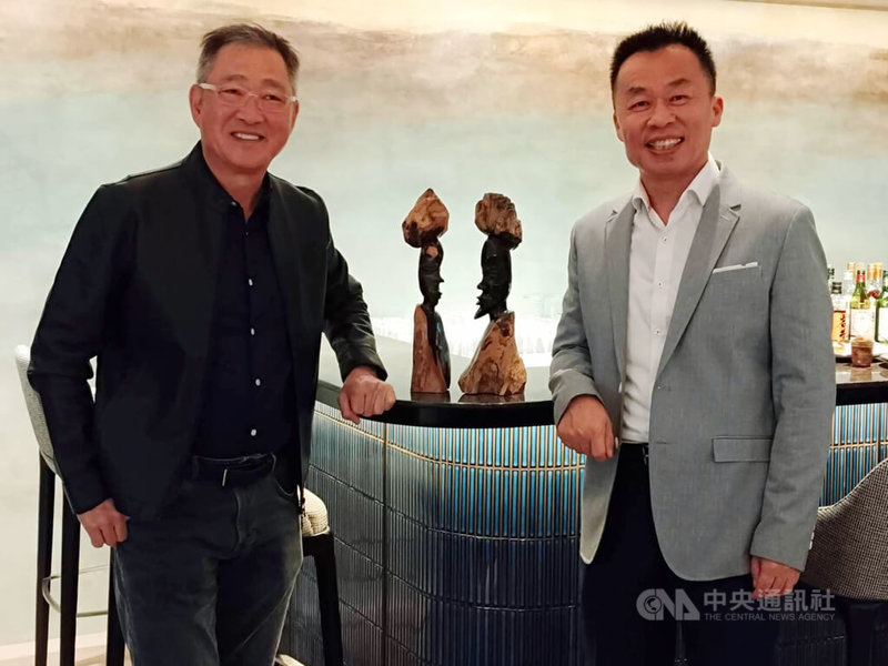 佳繽旅行社總經理彭文欽(右)30日宣布,將與連續6度奪下米其林殊榮的教父牛排餐飲合作,為旅客客製化專屬套餐。左為「牛排教父」鄧有癸。中央社記者汪淑芬攝 112年10月30日