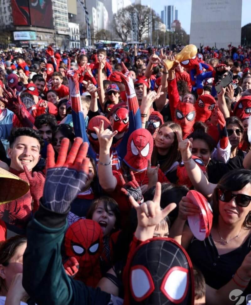 約1000人聚集在阿根廷首都，盼打破最多「蜘蛛人」齊聚的紀錄。（圖取自instagram.com/ukideane/）