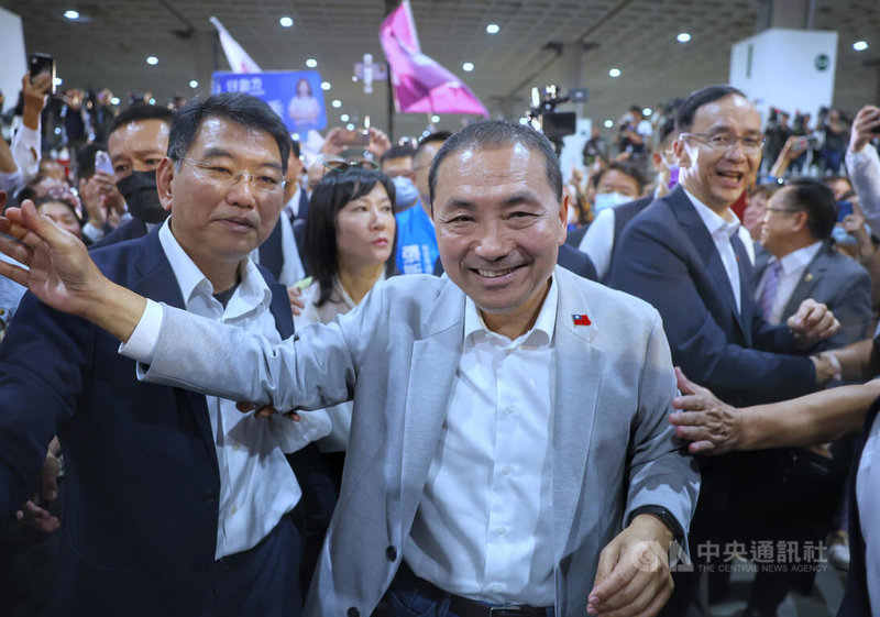 國民黨總統參選人侯友宜（前中）與國民黨主席朱立倫（後右）30日在台北出席台灣觀光產業現在與未來聯誼餐會，進場時受到民眾熱情歡迎。中央社記者王飛華攝  112年10月30日