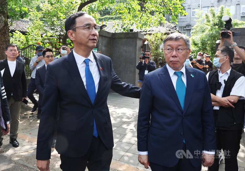 國民黨主席朱立倫（前左）、民眾黨主席柯文哲（前右）30日上午在台北市市長官邸藝文沙龍進行藍白政黨協商，並於會後在記者會發表共同聲明。圖為兩人一同離開會場。中央社記者趙世勳攝 112年10月30日