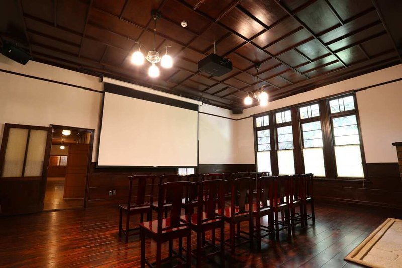 林業及自然保育署嘉義分署歷經8年多歷史調查、規劃設計及施工,已完成「阿里山貴賓館」修復,圖為貴賓館西側交誼廳。(林業保育署嘉義分署提供)中央社記者蔡智明傳真 112年10月30日