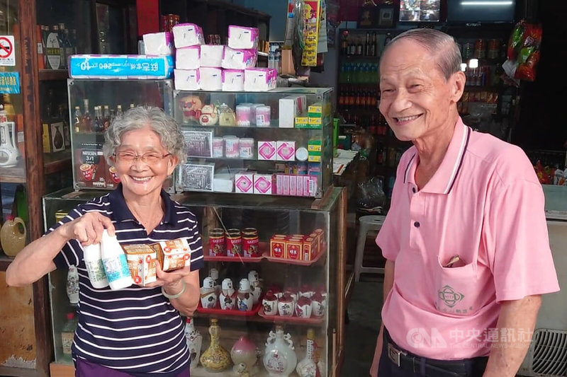 首家進駐台南市龍崎區一般街區的連鎖超商7-ELEVEN於30日下午開始試營運,在附近經營傳統雜貨店近60年的老闆蔡進財(右)和友人都前往消費,對連鎖超商進駐樂觀其成。中央社記者楊思瑞攝 112年10月30日