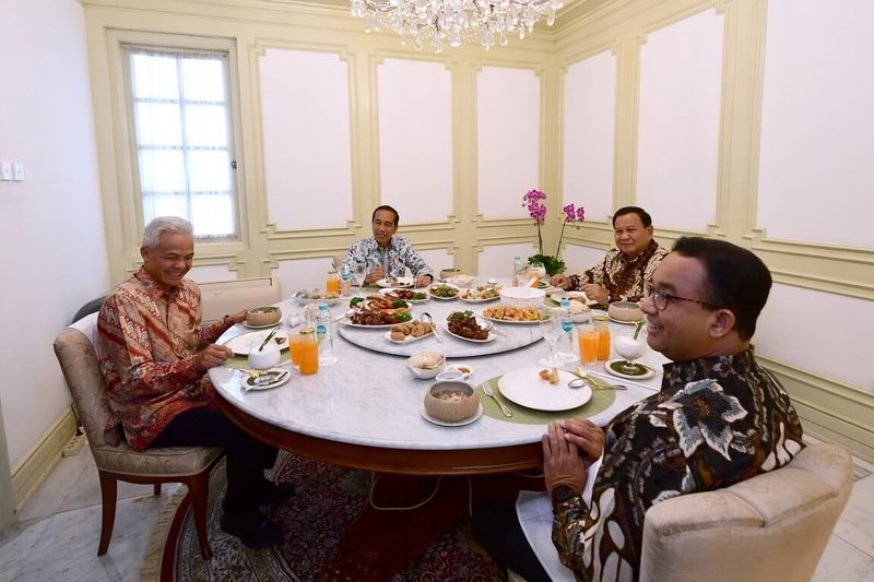 印尼總統佐科威（Joko Widodo，左2）30日邀請將角逐明年總統大選的3名候選人普拉伯沃（Prabowo Subianto，右2）、甘查爾（Ganjar Pranowo，左1）和阿尼斯（Aies Baswedan，右1）赴總統府獨立宮共進午餐。（印尼總統府提供）中央社記者李宗憲雅加達傳真  112年10月30日