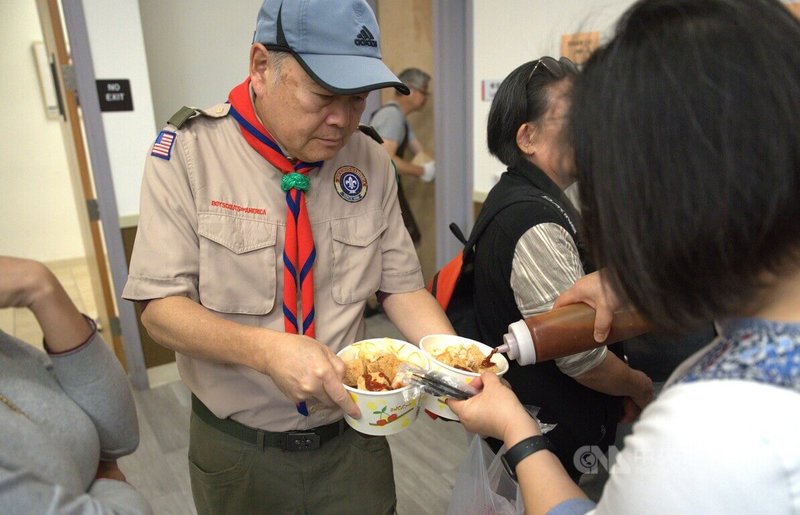 「灣區台灣YA市呀」選白天在米爾皮塔斯（Milpitas）金山灣區華僑文教服務中心室內舉辦，許多人為了臭豆腐而來，一份13美元（約新台幣420元）的臭豆腐排隊要半小時以上，仍吸引長長人龍。中央社記者張欣瑜米爾皮塔斯攝  112年10月30日