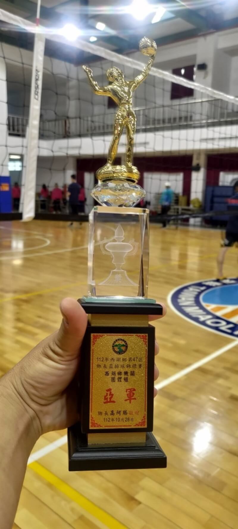 苗栗縣消防隊員日前組隊參加西湖鄉排球賽,不僅抱回亞軍,更在賽事期間發揮專長,成功急救1名倒地命危男裁判。參與賽事和救護的西湖分隊消防員張力仁30日表示,「這是人生最值得紀念的一場賽事,也會是消防生涯中難忘救護經驗」。(張力仁提供)中央社記者管瑞平傳真 112年10月30日