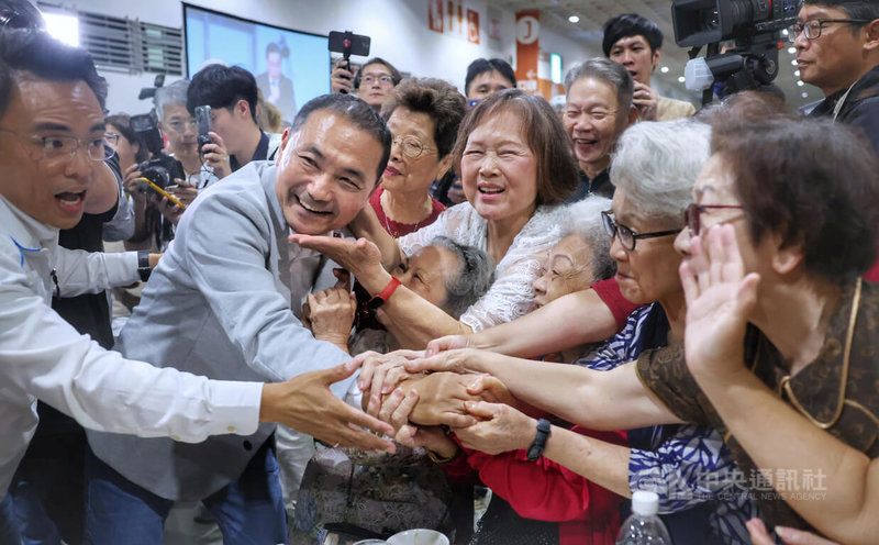 國民黨總統參選人侯友宜（前左2）30日在台北出席台灣觀光產業現在與未來聯誼餐會，受到婆婆媽媽熱情歡迎。中央社記者王飛華攝  112年10月30日