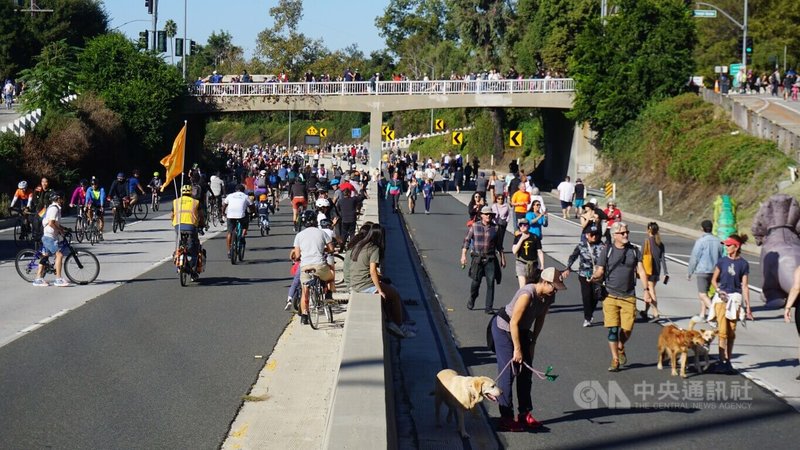 洛杉磯歷史最久的110高速公路舉行無車日，分隔島隔開的兩邊車道一邊給自行車與滑板使用，一邊供民眾步行與跑步。中央社記者林宏翰洛杉磯攝  112年10月30日