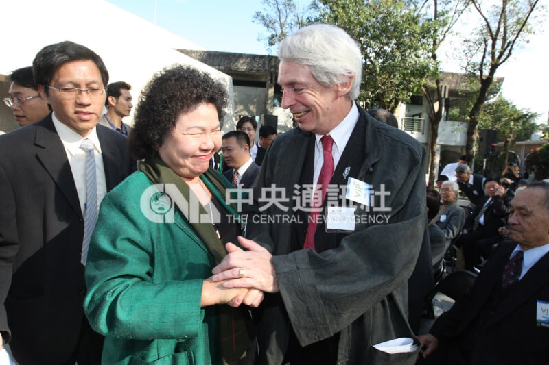 圖為2007年「台灣人權景美園區」正式開園，克勞斯（右）遇到老友，時任高雄市長陳菊惺惺相惜。（中央社檔案照片）