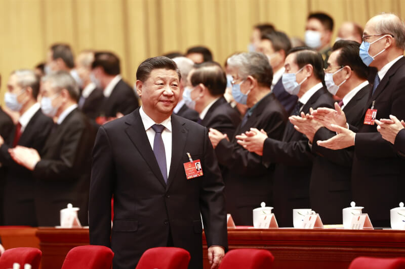 圖為去年3月11日習近平（前）在北京出席中國全國人大會議閉幕式。（中新社）