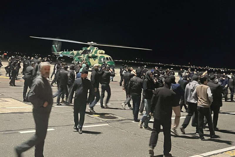 俄羅斯聯邦達吉斯坦共和國當地媒體報導，在傳出有來自以色列的航班降落的消息後，一群暴徒29日晚間闖入首府馬哈奇卡拉機場尋找以色列人。（美聯社）