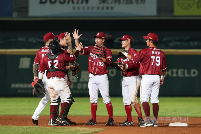 中華職棒樂天桃猿隊30日以7比1擊敗統一獅，拿下季後挑戰賽第3勝，挺進11月4日起登場的台灣大賽。圖為桃猿隊球員賽後擊掌慶祝。中央社記者吳家昇攝 112年10月30日