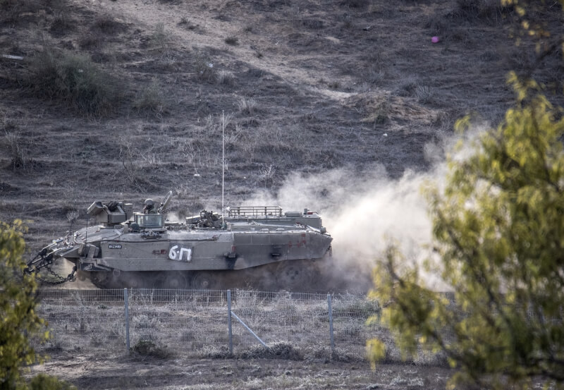 以色列坦克29日部署在加薩北部邊境。（安納杜魯新聞社）