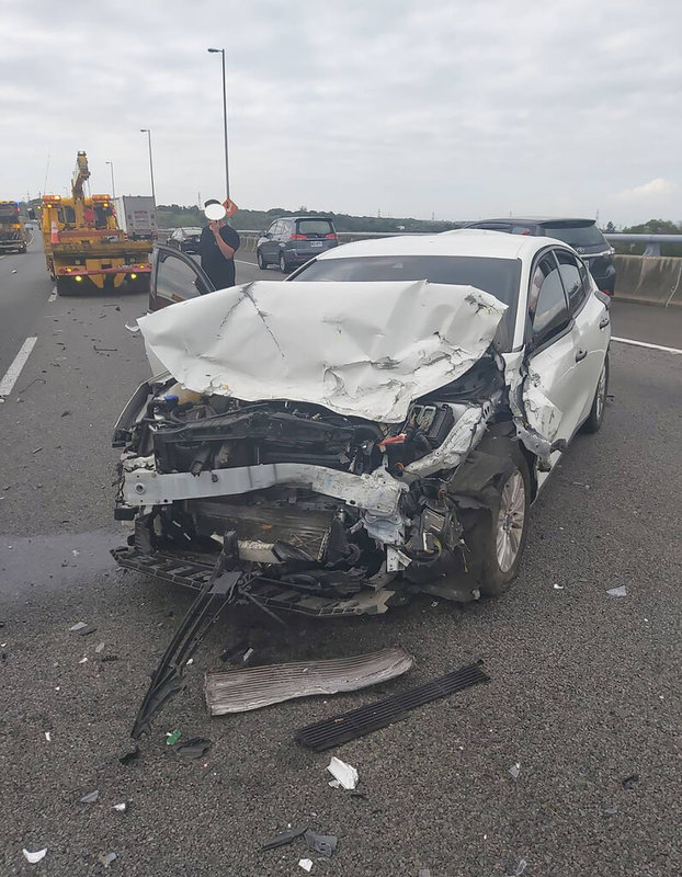 國道3號南下144.2公里通霄路段30日發生追撞事故,一輛自小客車因開啟輔助駕駛功能未注意車前動態,連續擦撞施工緩撞車及大貨車,自小客車嚴重損毀,駕駛受傷送醫。(警方提供)中央社記者管瑞平傳真 112年10月30日