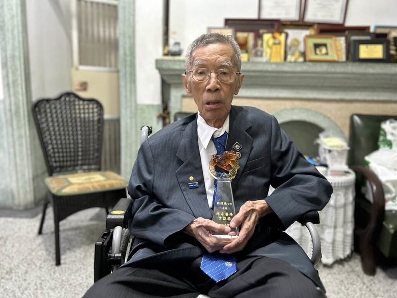 高齡102歲的資深醫師賴錦德民國41年就進入花蓮醫療界服務,在70至76年間還擔任醫師公會第14、15屆理事長,花蓮縣政府特別頒發終身醫療貢獻獎,感謝他對醫界的貢獻及付出。(花蓮縣衛生局提供)中央社記者李先鳳傳真 112年10月31日