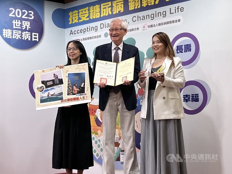 高齡92歲的劉祿德(中)58歲那年確診糖尿病,他31日出席衛教記者會,會中分享「這場意外」如何改變他的人生,還秀出他在82歲那年取得的碩士學位證書,盼鼓勵其他病友樂觀與糖尿病共存。中央社記者沈佩瑤攝 112年10月31日