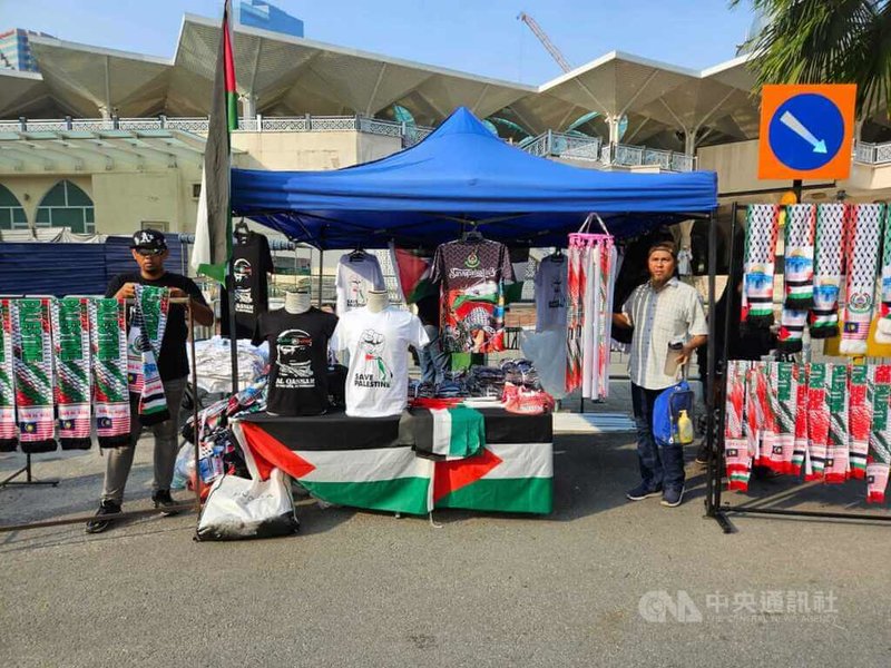 馬來西亞支持巴勒斯坦，首相安華31日強調不必擔心因為支持巴勒斯坦立場而面臨壓力，圖為聲援巴勒斯坦集會活動民眾。攝於28日。中央社記者黃自強吉隆坡攝  112年10月31日