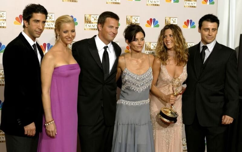 圖為六人行演員（左起）大衛史溫默、麗莎庫卓、馬修派瑞、寇特妮考克斯、珍妮佛安妮斯頓與麥特雷布藍克2002年9月聯袂出席艾美獎頒獎典禮。（路透社）
