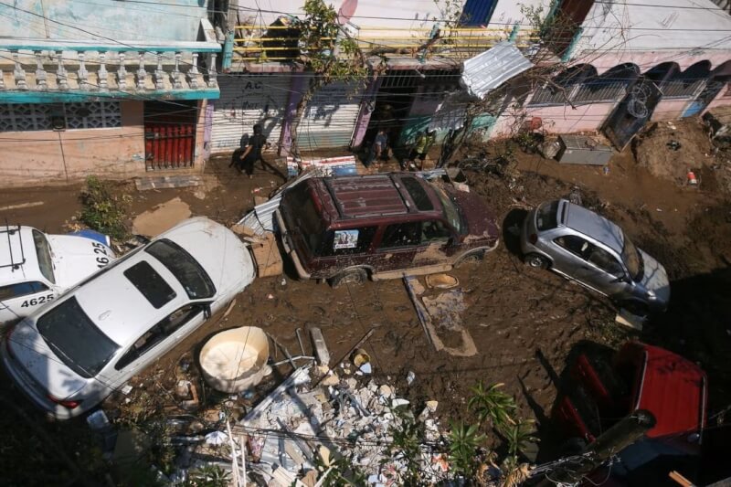 颶風歐蒂斯侵襲卡普爾科後，路面滿是泥漿。（路透社）