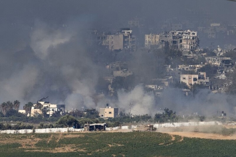哈瑪斯突襲以色列引發軍事衝突，加薩走廊地區31日冒出陣陣濃煙。（路透社）