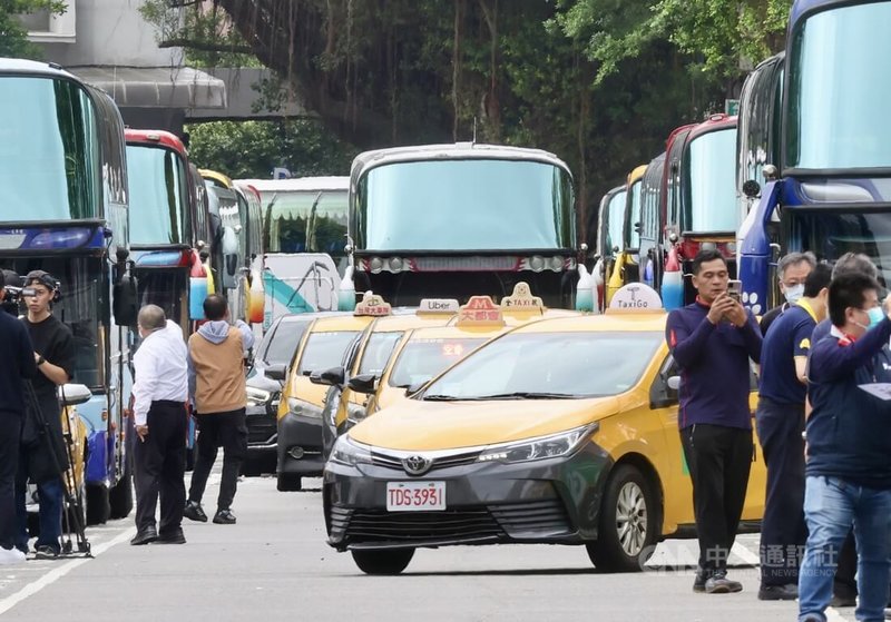 全國汽車駕駛人權益聯盟31日到交通部抗議,不滿6月底上路的交通違規檢舉及記點新制,因配套不足,影響職業駕駛生計。中央社記者張皓安攝 112年10月31日