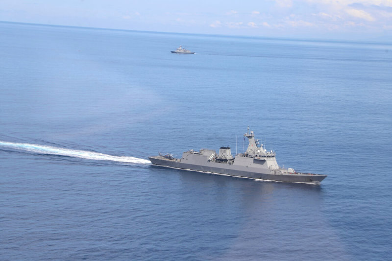 中國軍方30日指控菲律賓巡邏艦闖入黃岩島鄰近海域，菲方反指北京對此過度炒作，製造不必要的緊張。圖為菲律賓海軍艦隊25日在面向南海的卡朋斯島（Capones）附近舉行聯合演習。（菲律賓海軍提供）中央社記者陳妍君馬尼拉傳真  112年10月31日