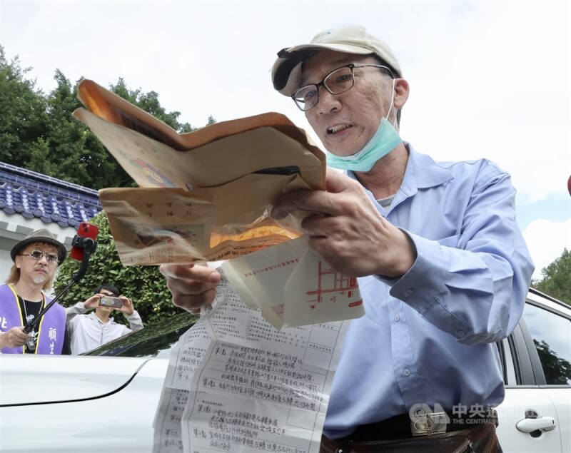 全國汽車駕駛人權益聯盟31日到交通部抗議6月底上路的交通違規檢舉及記點新制,朱姓計程車駕駛說,警方不能光憑民眾的一張照片就認定一定是駕駛違規,他曾向監理單位申訴,不但要先繳申訴費,得到的答案卻是已繳罰款,代表認錯;而罰錢就算了,駕照一旦被吊扣,要如何生活。中央社記者張皓安攝 112年10月31日