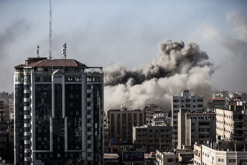 30日加薩地區遭以色列空襲後，冒出濃煙。（安納杜魯新聞社）