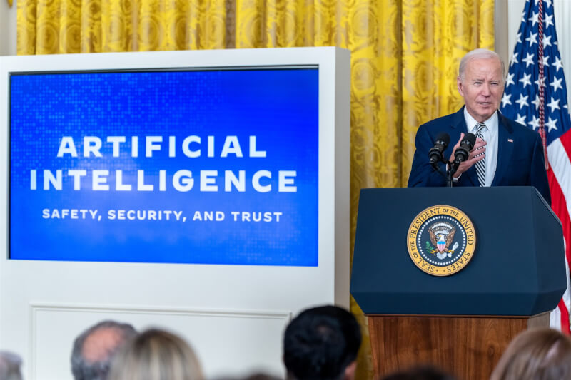 美國總統拜登30日簽署首項人工智慧行政命令。（路透社）