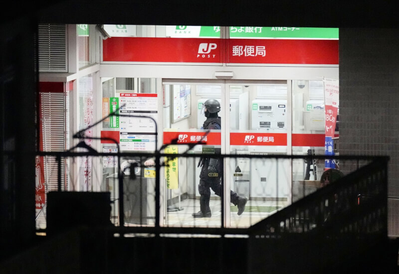 日本埼玉縣86歲男子10月31日涉犯槍擊案，在當地郵局內挾持人質與警方對峙。（共同社）