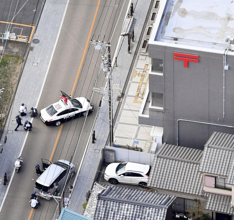 日本一名男性31日在埼玉縣一間醫院前開槍後，躲到附近一間郵局內與警方對峙。（共同社）
