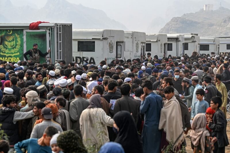 1日無證阿富汗人聚集在巴基斯坦國家資料庫和登記局卡車前，準備離開巴基斯坦。（法新社）