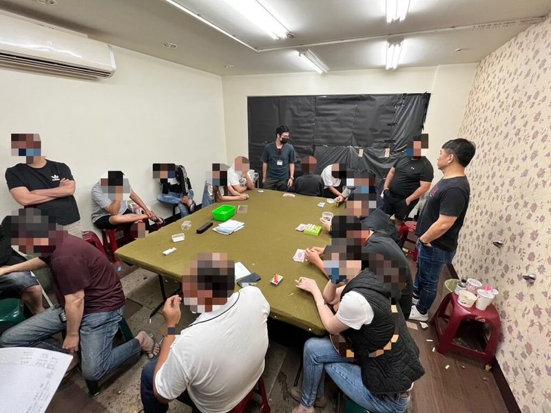 台南市陳姓男子設立多處據點開設職業賭場，警方1日在南區查獲逮捕22人，且在陳男住處起出槍彈及手榴彈，依法送辦。（台南市警局提供）中央社記者張榮祥台南傳真  112年11月1日