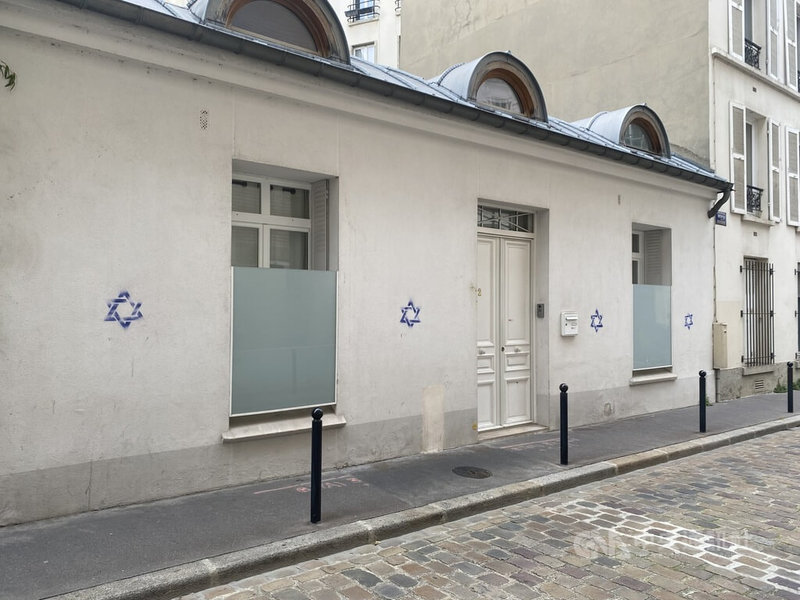 巴黎多處公寓外牆上在72小時內出現了近百個大衛之星噴漆，令社會震驚。其中巴黎市14區31日清晨出現60多個標記，在社群媒體上廣傳。巴黎法院今天宣布將全力調查抓捕罪魁禍首。中央社記者曾婷瑄巴黎攝112年11月1日
