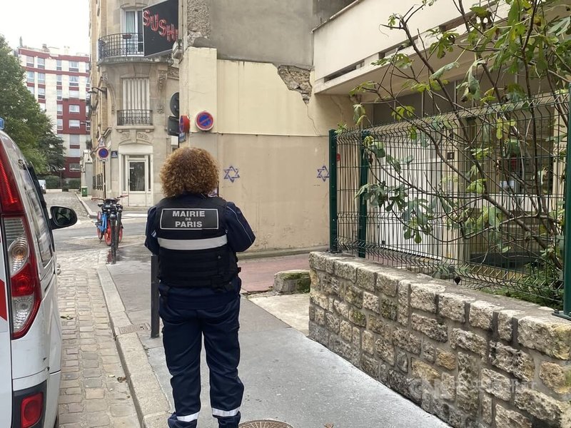 31日下午，巴黎市14區回復往日的寧靜。警察在此處加強巡邏，並隨時拍照通報。附近猶太居民表示，近日感受反猶太情緒，自己因擔心已把信仰配飾取下。中央社記者曾婷瑄巴黎攝112年11月1日
