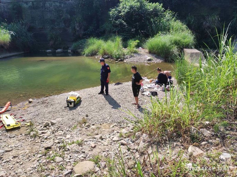 台中市太平區北田大橋溪邊1日上午發生溺水案件，14歲吳姓少年失足滑落約2米深水潭，救起時已無生命跡象，送醫急救仍不治。（民眾提供）中央社記者趙麗妍傳真  112年11月1日