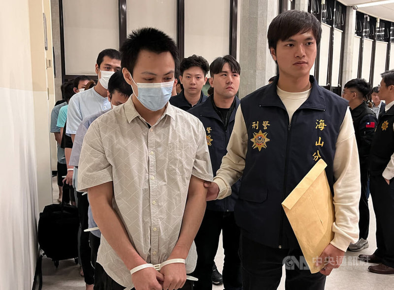 刑事警察局1日表示,台灣與馬來西亞警方合作破獲一處位於馬國的電信詐欺機房,犯嫌以假檢警手法針對海外華人進行詐騙,全案共逮49名犯嫌,其中19人為台籍,1日晚間首波先遣返10人回台。中央社記者葉臻攝 112年11月1日
