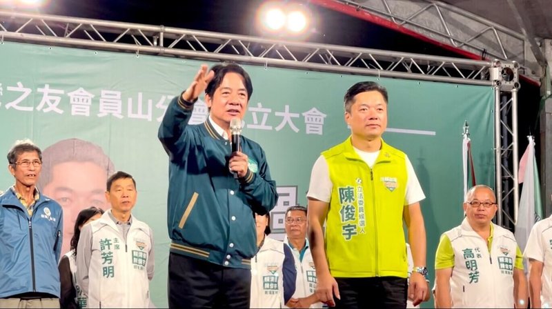 民進黨總統參選人賴清德（前左）和黨籍宜蘭縣立委參選人陳俊宇（前右）1日成立員山後援會暨信賴台灣之友會員山分會，賴清德登台致詞籲請鄉親全力支持。（讀者提供）中央社記者王朝鈺傳真  112年11月1日