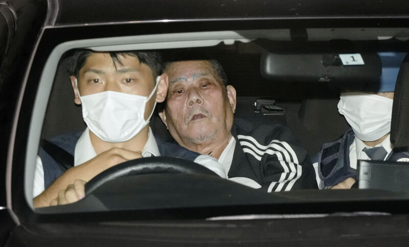 日本警方10月31日移送埼玉醫院槍擊案的80多歲嫌犯（後左）。（共同社）