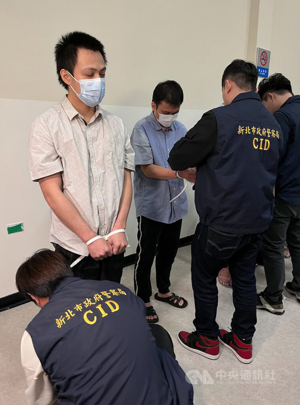馬來西亞警方7月間破獲詐欺機房,逮捕49名犯嫌,當中19人為台灣籍,首批10名台嫌1日晚間被遣返回台,犯嫌全程不發一語,在桃園機場下機後,就由馬國人員交接給台灣警方。中央社記者葉臻攝 112年11月1日