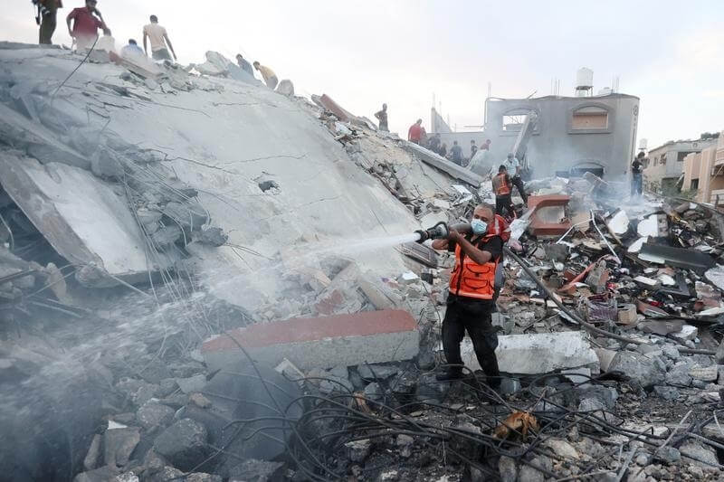 以色列襲擊加薩走廊，圖為10月31日巴勒斯坦救援人員在被摧毀的住宅區進行搜救。（路透社）
