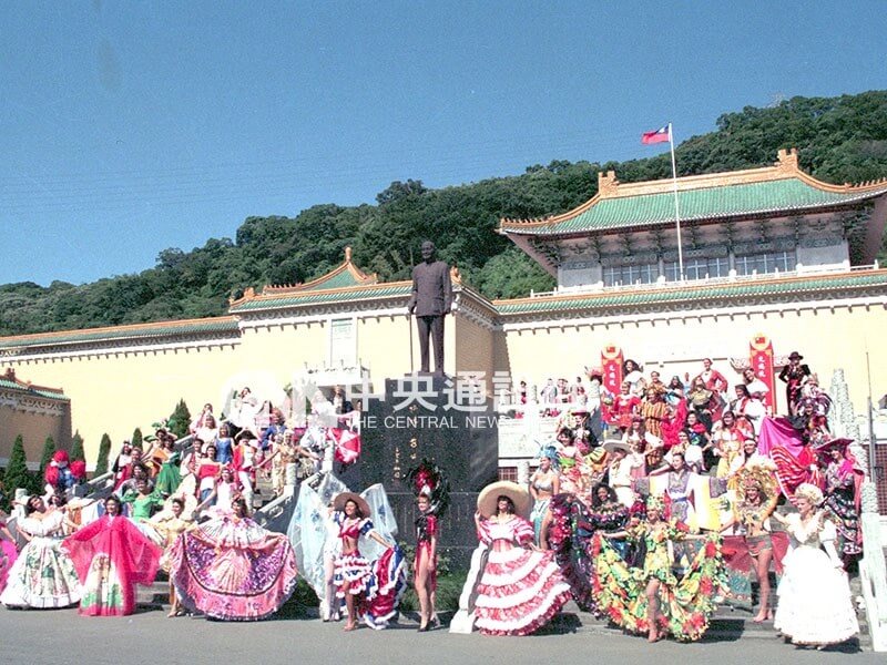 各國佳麗穿著本國傳統服裝，在故宮前廣場合影。（中央社檔案照片）