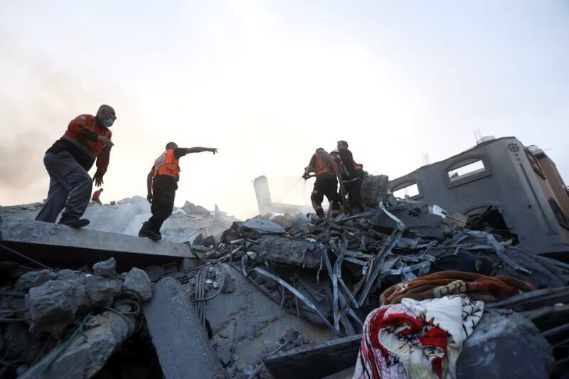 加薩「印尼醫院」院長表示，以色列31日空襲賈巴利亞難民營人口稠密區造成50多名巴勒斯坦人喪生。圖為難民營區遭空襲後現場人員查找傷亡民眾。（路透社）