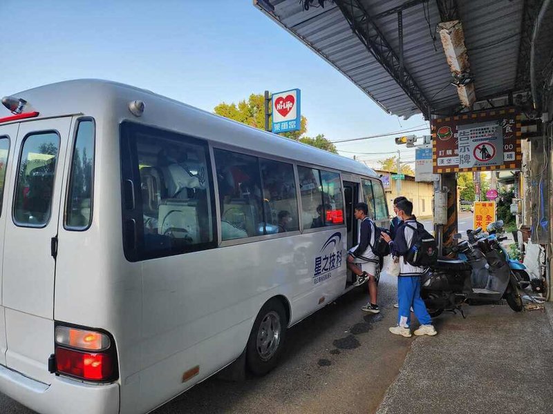 新竹市區往返高峰、高翠地區的20路公車2日起減班，減班首日超過40名乘客擠進20人小巴士，高峰里長郭朋鑫指出，市府至今未提配套，把高峰里視為次等公民，更擔心行駛安全。（郭朋鑫提供）中央社記者魯鋼駿傳真 112年11月2日