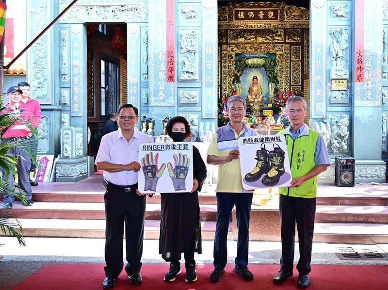 馬公大關口觀音寺2日結合觀世音菩薩出家紀念日法會活動，捐贈澎湖縣消防局一批消防個人防護裝備，供消防人員在第一線救災之用。（澎湖縣消防局提供）中央社  112年11月2日