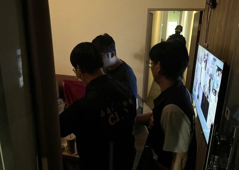 嘉義警方日前獲報,指水上鄉三線路地區有本國與外籍女子攬客賣淫,隨即由刑警大隊組專案小組調查,1日動員搜索3處應召站,查獲10名越籍、泰籍應召女及2名皮條客。圖為警方在房內蒐證情形。(警方提供)中央社記者黃國芳傳真 112年11月2日