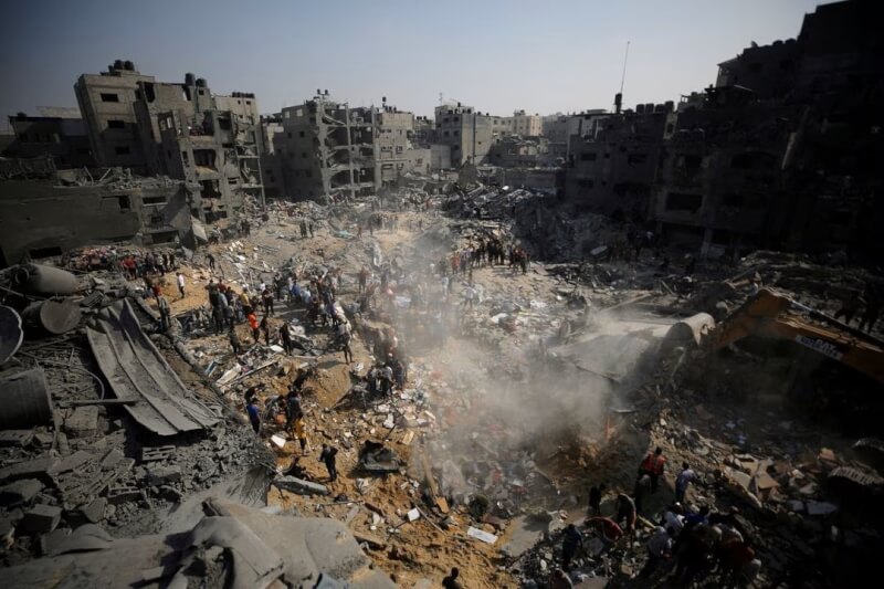 以色列10月31日轟炸加薩最大的賈巴利亞難民營。（路透社）