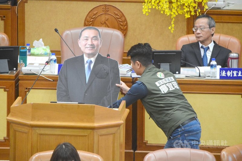 新北市議會2日輪到由民進黨團進行總質詢,黨團成員在備詢台座椅及市長座位前分別放置2張人形立牌看板,並強調此舉是希望市長侯友宜回議事廳接受總質詢,且這也不違法。中央社記者黃旭昇新北市攝 112年11月2日