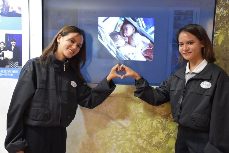 20年前曾跨海來台求醫的菲律賓連體嬰姐妹花今年以優異成績順利錄取慈濟科技大學首屆日間部四技護理外籍專班，兩人表示很感恩慈濟讓她們能有正常人的生活，從小就立志當護理師，要跟著慈濟到處義診，幫助需要的病患。（慈濟科大提供）中央社記者張祈傳真 112年11月2日