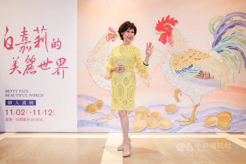 有「最美麗主持人」之稱的資深藝人白嘉莉作畫多年,2日起在新光三越台北信義新天地舉辦「白嘉莉的美麗世界」個人畫展,呈現她40多年來的創作歷程。中央社記者裴禛攝 112年11月2日